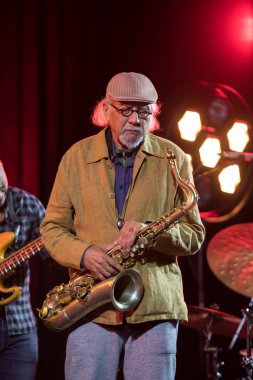 Cracow, Polonya - 28 Haziran 2018: Charles Lloyd ve şaşılacak şey ve Bill Frisell Kijow.Centre yaz Caz Festivali'nde Krakow'da aşaması yaşıyor. Polonya