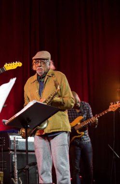 Cracow, Polonya - 28 Haziran 2018: Charles Lloyd ve şaşılacak şey ve Bill Frisell Kijow.Centre yaz Caz Festivali'nde Krakow'da aşaması yaşıyor. Polonya