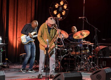 Cracow, Polonya - 28 Haziran 2018: Charles Lloyd ve şaşılacak şey ve Bill Frisell Kijow.Centre yaz Caz Festivali'nde Krakow'da aşaması yaşıyor. Polonya