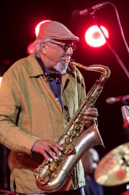 Cracow, Polonya - 28 Haziran 2018: Charles Lloyd ve şaşılacak şey ve Bill Frisell Kijow.Centre yaz Caz Festivali'nde Krakow'da aşaması yaşıyor. Polonya