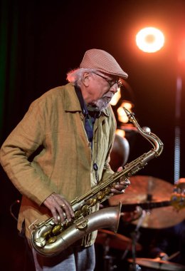 Cracow, Polonya - 28 Haziran 2018: Charles Lloyd ve şaşılacak şey ve Bill Frisell Kijow.Centre yaz Caz Festivali'nde Krakow'da aşaması yaşıyor. Polonya