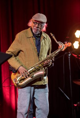 Cracow, Polonya - 28 Haziran 2018: Charles Lloyd ve şaşılacak şey ve Bill Frisell Kijow.Centre yaz Caz Festivali'nde Krakow'da aşaması yaşıyor. Polonya