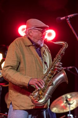 Cracow, Polonya - 28 Haziran 2018: Charles Lloyd ve şaşılacak şey ve Bill Frisell Kijow.Centre yaz Caz Festivali'nde Krakow'da aşaması yaşıyor. Polonya
