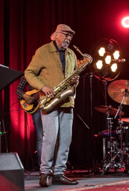 Cracow, Polonya - 28 Haziran 2018: Charles Lloyd ve şaşılacak şey ve Bill Frisell Kijow.Centre yaz Caz Festivali'nde Krakow'da aşaması yaşıyor. Polonya