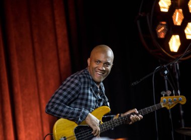 Cracow, Polonya - 28 Haziran 2018: Charles Lloyd ve şaşılacak şey ve Bill Frisell Kijow.Centre yaz Caz Festivali'nde Krakow'da aşaması yaşıyor. Polonya