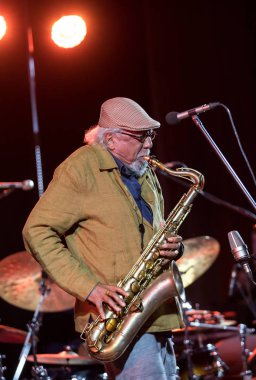 Cracow, Polonya - 28 Haziran 2018: Charles Lloyd ve şaşılacak şey ve Bill Frisell Kijow.Centre yaz Caz Festivali'nde Krakow'da aşaması yaşıyor. Polonya