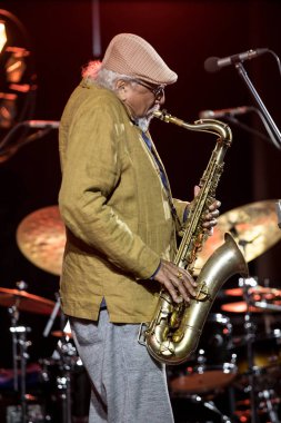 Cracow, Polonya - 28 Haziran 2018: Charles Lloyd ve şaşılacak şey ve Bill Frisell Kijow.Centre yaz Caz Festivali'nde Krakow'da aşaması yaşıyor. Polonya