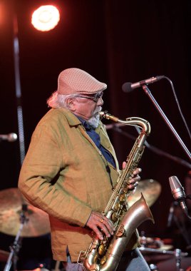 Cracow, Polonya - 28 Haziran 2018: Charles Lloyd ve şaşılacak şey ve Bill Frisell Kijow.Centre yaz Caz Festivali'nde Krakow'da aşaması yaşıyor. Polonya