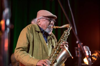 Cracow, Polonya - 28 Haziran 2018: Charles Lloyd ve şaşılacak şey ve Bill Frisell Kijow.Centre yaz Caz Festivali'nde Krakow'da aşaması yaşıyor. Polonya