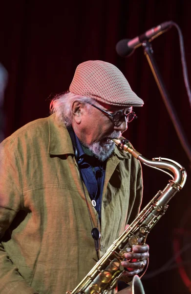 Cracow, Polonya - 28 Haziran 2018: Charles Lloyd ve şaşılacak şey ve Bill Frisell Kijow.Centre yaz Caz Festivali'nde Krakow'da aşaması yaşıyor. Polonya