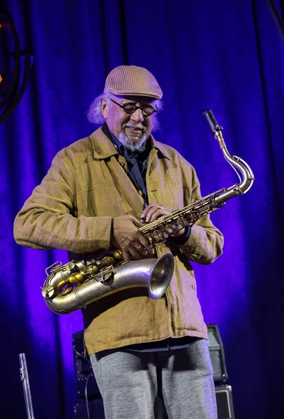 Cracow, Polonya - 28 Haziran 2018: Charles Lloyd ve şaşılacak şey ve Bill Frisell Kijow.Centre yaz Caz Festivali'nde Krakow'da aşaması yaşıyor. Polonya