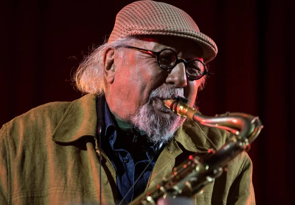 Cracow, Polonya - 28 Haziran 2018: Charles Lloyd ve şaşılacak şey ve Bill Frisell Kijow.Centre yaz Caz Festivali'nde Krakow'da aşaması yaşıyor. Polonya