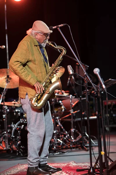 Cracow, Polonya - 28 Haziran 2018: Charles Lloyd ve şaşılacak şey ve Bill Frisell Kijow.Centre yaz Caz Festivali'nde Krakow'da aşaması yaşıyor. Polonya