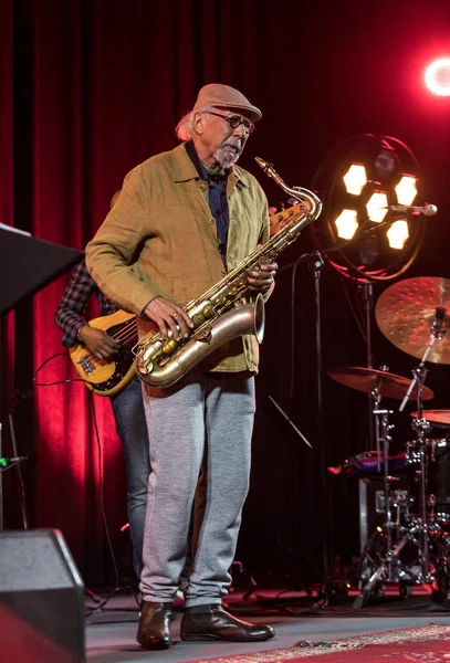 Cracow, Polonya - 28 Haziran 2018: Charles Lloyd ve şaşılacak şey ve Bill Frisell Kijow.Centre yaz Caz Festivali'nde Krakow'da aşaması yaşıyor. Polonya