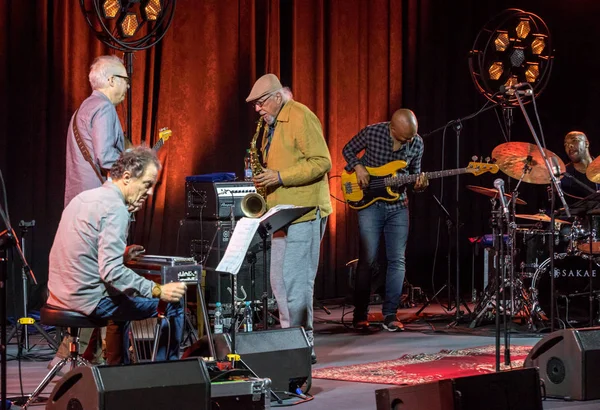 Cracow, Polonya - 28 Haziran 2018: Charles Lloyd ve şaşılacak şey ve Bill Frisell Kijow.Centre yaz Caz Festivali'nde Krakow'da aşaması yaşıyor. Polonya