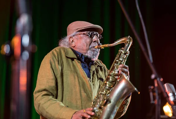 Cracow, Polonya - 28 Haziran 2018: Charles Lloyd ve şaşılacak şey ve Bill Frisell Kijow.Centre yaz Caz Festivali'nde Krakow'da aşaması yaşıyor. Polonya
