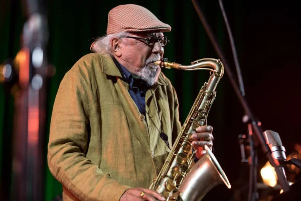 Cracow, Polonya - 28 Haziran 2018: Charles Lloyd ve şaşılacak şey ve Bill Frisell Kijow.Centre yaz Caz Festivali'nde Krakow'da aşaması yaşıyor. Polonya
