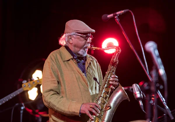 Cracow, Polonya - 28 Haziran 2018: Charles Lloyd ve şaşılacak şey ve Bill Frisell Kijow.Centre yaz Caz Festivali'nde Krakow'da aşaması yaşıyor. Polonya