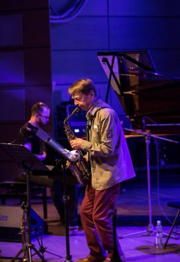 Krakov, Polonya - 29 Haziran 2018: Zbigniew Namyslowski Beşlisi Japon Sanatı Müzesi Manggha ve teknoloji yaz Caz Festivali'nde Krakow'da sahnede canlı. Polonya