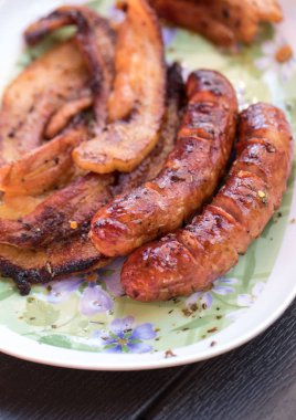 Sağlıksız ama lezzetli ızgara sosis ve et.