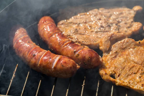 健康的ではありませんがおいしい焼きソーセージと肉 — ストック写真