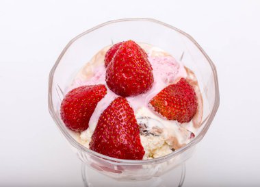 Dondurma ve beyaz arka planda izole edilmiş taze olgun çilekler. 