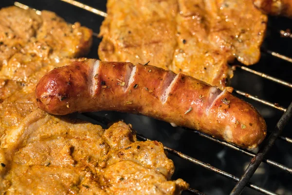 Ongezonde Maar Smakelijke Gegrilde Worsten Vlees — Stockfoto