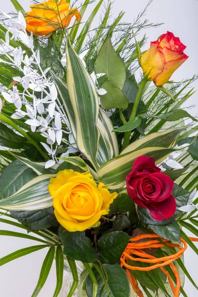 Ramo Rosas Multicolores Surtidos Aislados Sobre Fondo Blanco — Foto de Stock