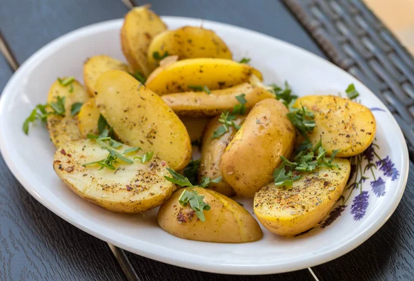 Batatas Com Ervas Polvilhadas Com Salsa Verde — Fotografia de Stock