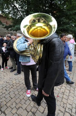  Krakov, Polonya - 1 Temmuz 2018: New Orleans festivale Barbican gelen yaz Caz Festivali'nde Krakow'da Main Square. Polonya