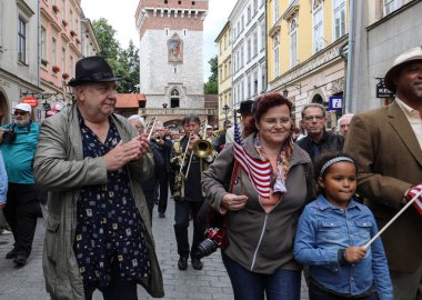  Krakov, Polonya - 1 Temmuz 2018: New Orleans festivale Barbican gelen yaz Caz Festivali'nde Krakow'da Main Square. Polonya