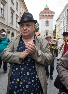  Krakov, Polonya - 1 Temmuz 2018: New Orleans festivale Barbican gelen yaz Caz Festivali'nde Krakow'da Main Square. Polonya