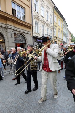  Krakov, Polonya - 1 Temmuz 2018: New Orleans festivale Barbican gelen yaz Caz Festivali'nde Krakow'da Main Square. Polonya