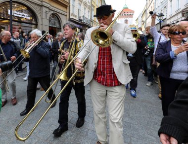  Krakov, Polonya - 1 Temmuz 2018: New Orleans festivale Barbican gelen yaz Caz Festivali'nde Krakow'da Main Square. Polonya
