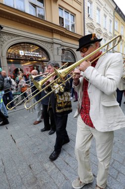  Krakov, Polonya - 1 Temmuz 2018: New Orleans festivale Barbican gelen yaz Caz Festivali'nde Krakow'da Main Square. Polonya