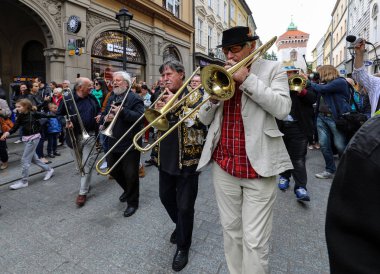  Krakov, Polonya - 1 Temmuz 2018: New Orleans festivale Barbican gelen yaz Caz Festivali'nde Krakow'da Main Square. Polonya