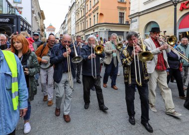  Krakov, Polonya - 1 Temmuz 2018: New Orleans festivale Barbican gelen yaz Caz Festivali'nde Krakow'da Main Square. Polonya