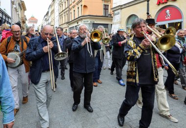  Krakov, Polonya - 1 Temmuz 2018: New Orleans festivale Barbican gelen yaz Caz Festivali'nde Krakow'da Main Square. Polonya