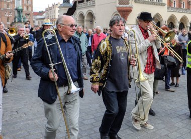  Krakov, Polonya - 1 Temmuz 2018: New Orleans festivale Barbican gelen yaz Caz Festivali'nde Krakow'da Main Square. Polonya