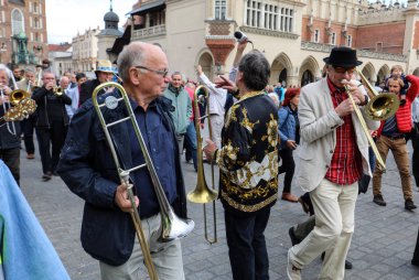  Krakov, Polonya - 1 Temmuz 2018: New Orleans festivale Barbican gelen yaz Caz Festivali'nde Krakow'da Main Square. Polonya