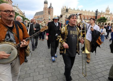  Krakov, Polonya - 1 Temmuz 2018: New Orleans festivale Barbican gelen yaz Caz Festivali'nde Krakow'da Main Square. Polonya