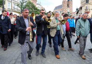  Krakov, Polonya - 1 Temmuz 2018: New Orleans festivale Barbican gelen yaz Caz Festivali'nde Krakow'da Main Square. Polonya
