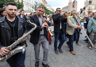  Krakov, Polonya - 1 Temmuz 2018: New Orleans festivale Barbican gelen yaz Caz Festivali'nde Krakow'da Main Square. Polonya
