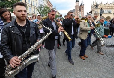  Krakov, Polonya - 1 Temmuz 2018: New Orleans festivale Barbican gelen yaz Caz Festivali'nde Krakow'da Main Square. Polonya