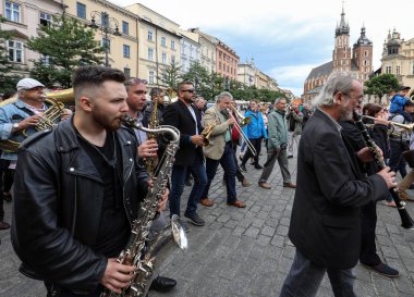  Krakov, Polonya - 1 Temmuz 2018: New Orleans festivale Barbican gelen yaz Caz Festivali'nde Krakow'da Main Square. Polonya