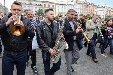 Krakov, Polonya - 1 Temmuz 2018: New Orleans festivale Barbican gelen yaz Caz Festivali'nde Krakow'da Main Square. Polonya