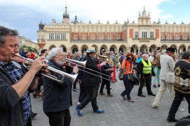  Krakov, Polonya - 1 Temmuz 2018: New Orleans festivale Barbican gelen yaz Caz Festivali'nde Krakow'da Main Square. Polonya