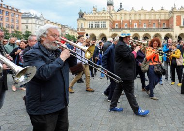  Krakov, Polonya - 1 Temmuz 2018: New Orleans festivale Barbican gelen yaz Caz Festivali'nde Krakow'da Main Square. Polonya