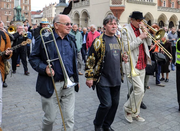  Krakov, Polonya - 1 Temmuz 2018: New Orleans festivale Barbican gelen yaz Caz Festivali'nde Krakow'da Main Square. Polonya