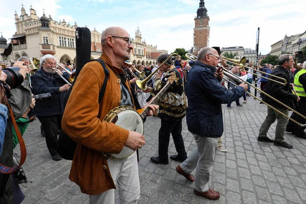  Krakov, Polonya - 1 Temmuz 2018: New Orleans festivale Barbican gelen yaz Caz Festivali'nde Krakow'da Main Square. Polonya